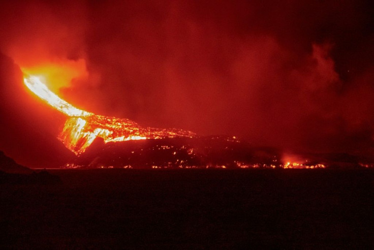 The lava flow from the Cumbre Vieja volcano pours into the Atlantic Ocean