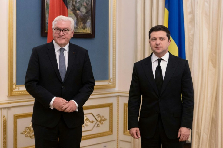 Ukrainian President Volodymyr Zelensky (r) hosting German counterpart Frank-Walter Steinmeier in Kiev