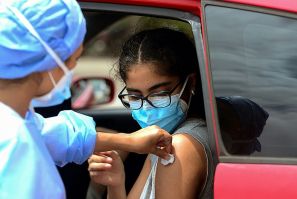 A teenager receives the first dose of the Pfizer/BioNTech Covid-19 vaccine in Tegucigalpa, on September 25, 2021