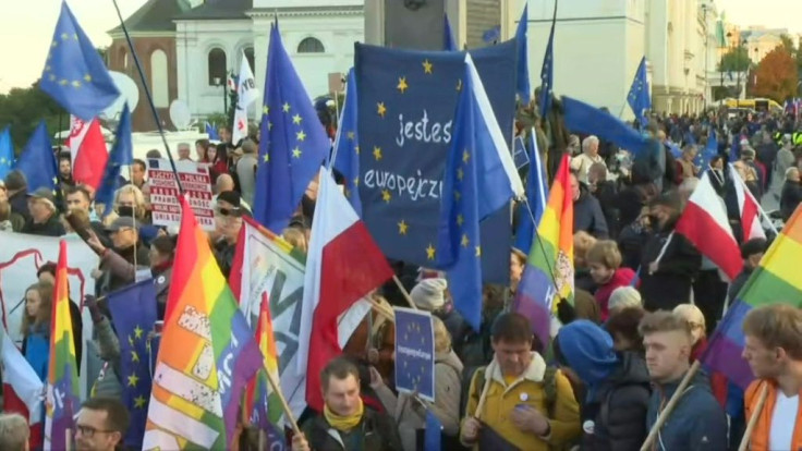 Poles gather to defend EU membership at Warsaw rally