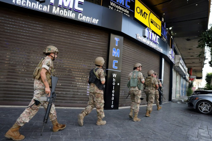 Soldiers advance in the Beirut neighbourhood of Tayouneh, during the deadliest sectarian unrest that Lebanon has seen in years