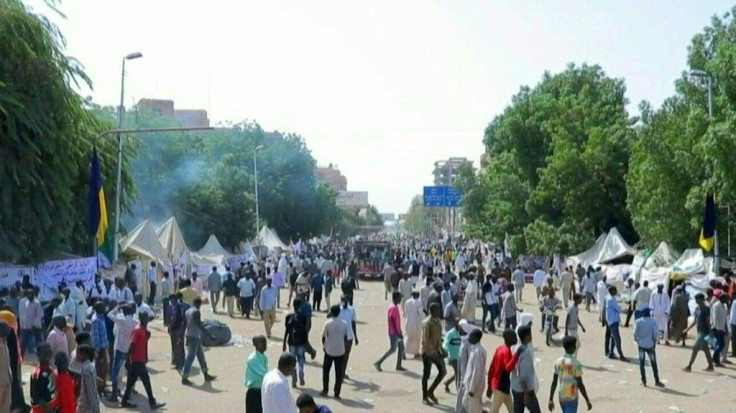 IMAGES Sudanese pro-military protesters gather outside the presidential palace in central Khartoum to demand the dissolution of the transitional government as the anti-government sit-in enters its sixth day.