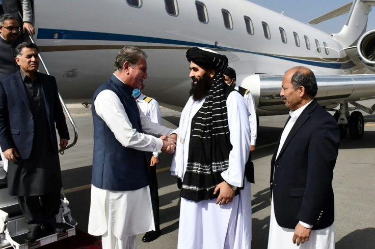 Afghanistan's acting Foreign Minister Amir Khan Muttaqi (2R) held talks with Pakistan's Foreign Minister Shah Mahmood Qureshi (3L) in Kabul