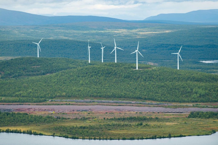 Modern times have forced the grazing reindeer to negotiate roads, rail tracks, wind power plants and mines. Today, they must adapt to the warming climate too