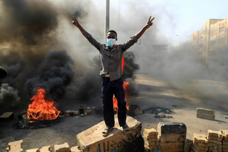 Sudanese protesters burn tyres to block a road in 60th Street in the capital Khartoum, to denounce overnight detentions by the army of members of Sudan's government, on October 25, 2021. Armed forces detained Sudan's Prime Minister over his refusal to sup