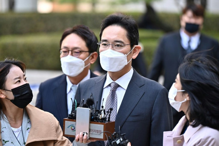 The de-facto leader of South Korea's sprawling Samsung group Lee Jae-yong (C) has been convicted of illegally using the anaesthetic drug propofol