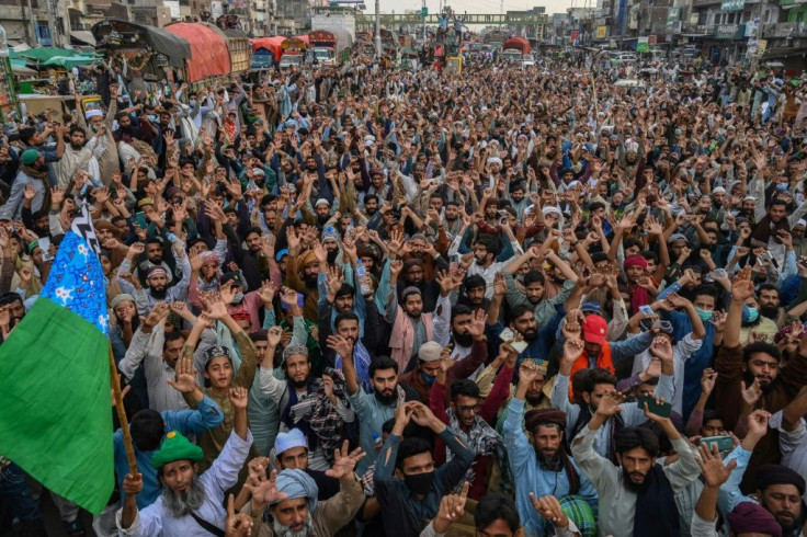 Thousands of supporters of the Tehreek-e-Labbaik Pakistan (TLP) party have begun slowly moving towards the capital Islamabad