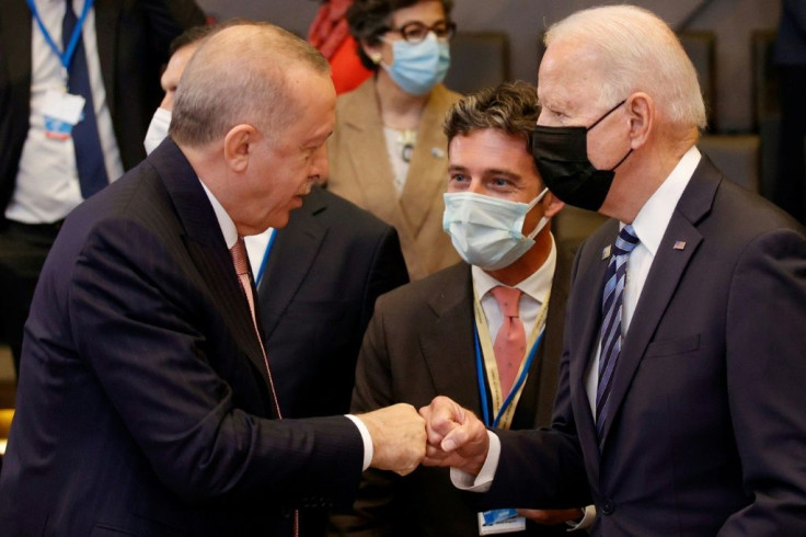 US President Joe Biden (R) and Turkey's President Recep Tayyip Erdogan, seen here in June 2021, could discuss Turkey's request to buy US-made F-16 fighters on the sidelines of the COP26 climate conference in Glasgow