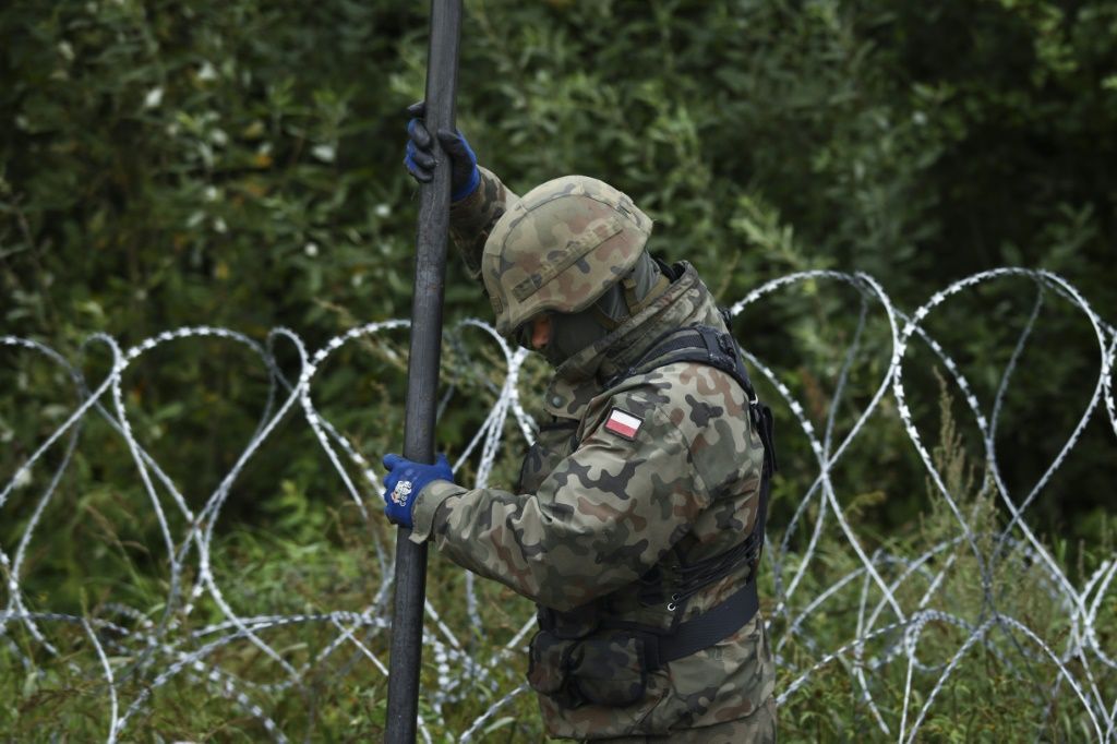 Polish Lawmakers Approve Belarus Border Wall IBTimes   Polish Soldier Worked Construction Barbed Wire Fence Border Belarus Zubrzyca Wielka Near 