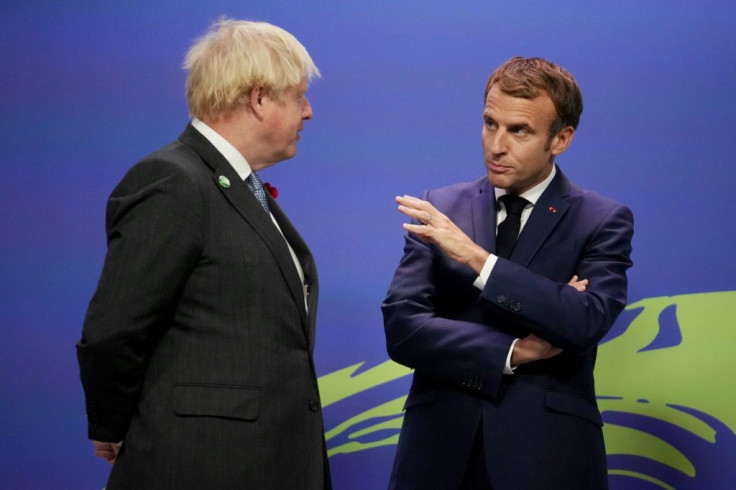 Britain's Prime Minister Boris Johnson (l) and French President Emmanuel Macron  ahead of the COP26 UN Climate Change Conference in Glasgow on Monday