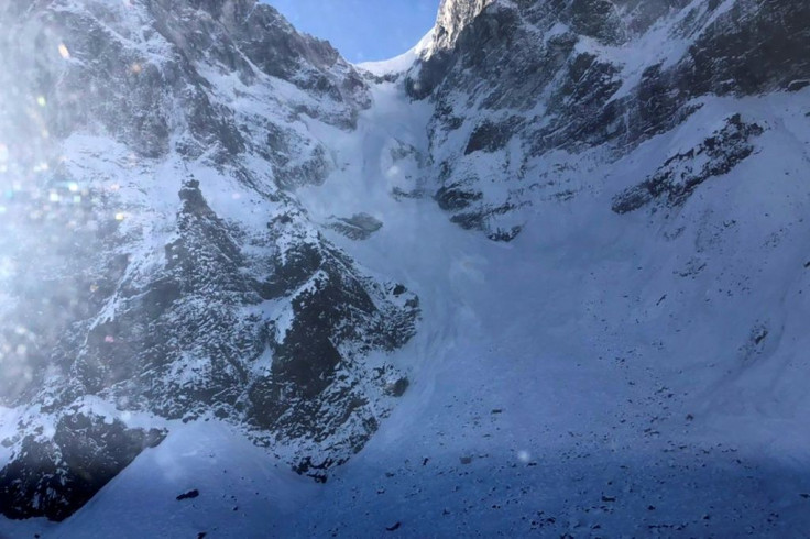 Rescuers have suspended their hunt for three French climbers missing in the Himalayas after an avalanche