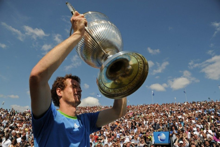 Murray of Britain holds The Queen&#039;s Cup trophy after winning his singles final match against Tsonga of France at the Queen&#039;s Club Championships in west London.