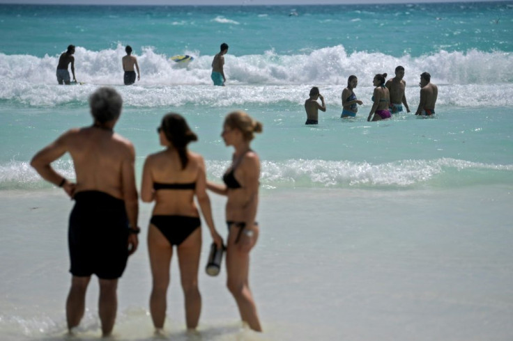 A gang shooting on a beach near Mexico's Caribbean resort of Cancun has left two suspected drug dealers dead