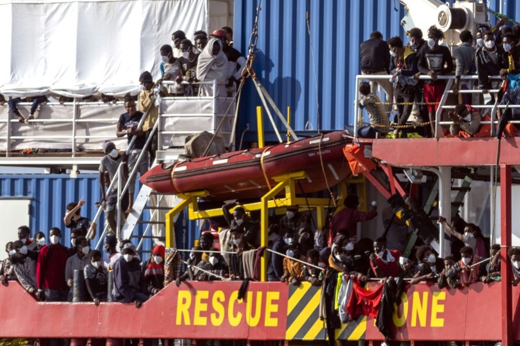 Relief As More Than 800 Migrants Disembark In Italy Ibtimes