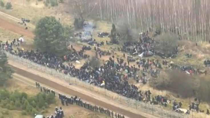 Hundreds of migrants at the Polish-Belarussian border