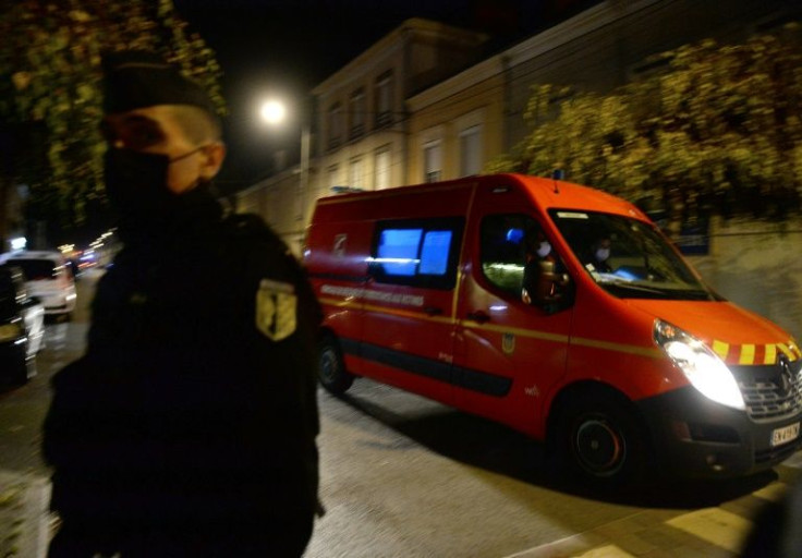 Un vÃ©hicule de pompiers transporte la joggeuse de 17 ans, retrouvÃ©e vivante, le 9 novembre 2021 Ã  SablÃ©-sur-Sarthe