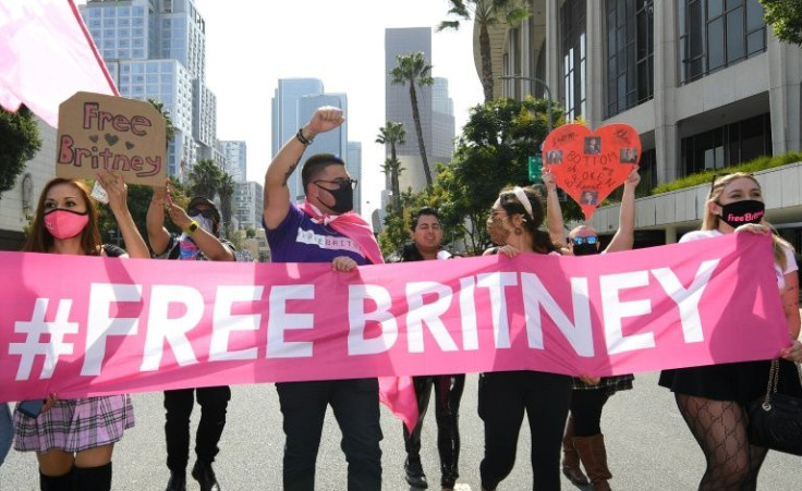 Des fans de Britney Spears rassemblÃ©s devant le tribunal de Stanley Mosk, le 29 septembre 2021 Ã  Los Angeles, en Californie