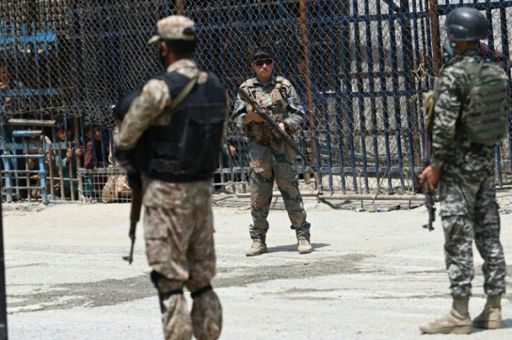 Pakistani soldiers guard the Afghan border