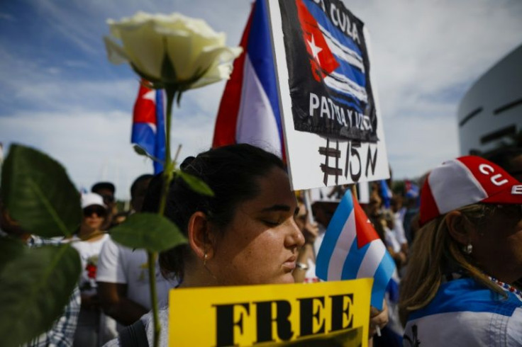 Archipelago called on protesters to continue their struggle by wearing white, carrying white roses