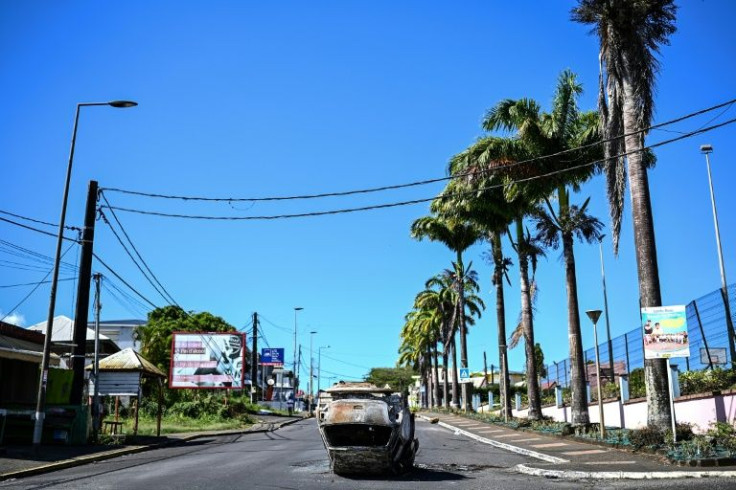 Voiture brûlée à Sainte-Rose, en Guadeloupe, dans les Antilles françaises, le 25 novembre 2021