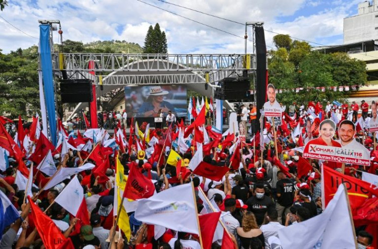 Supporters of Honduran presidential candidate for the Libertad y Refundacion party Xiomara Castro de Zelaya take part in the campaign's closing event