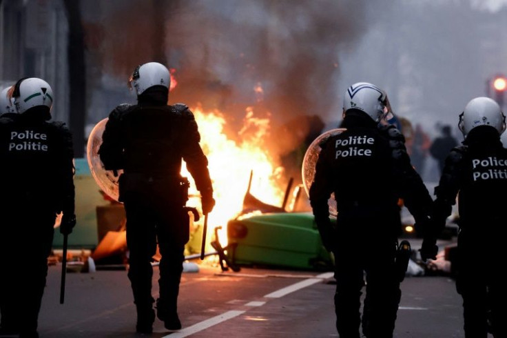 Sunday's protest numbers did not mach those of a similar marach on November 21, but clashes did erupt and demonstrators set up burning street barricades