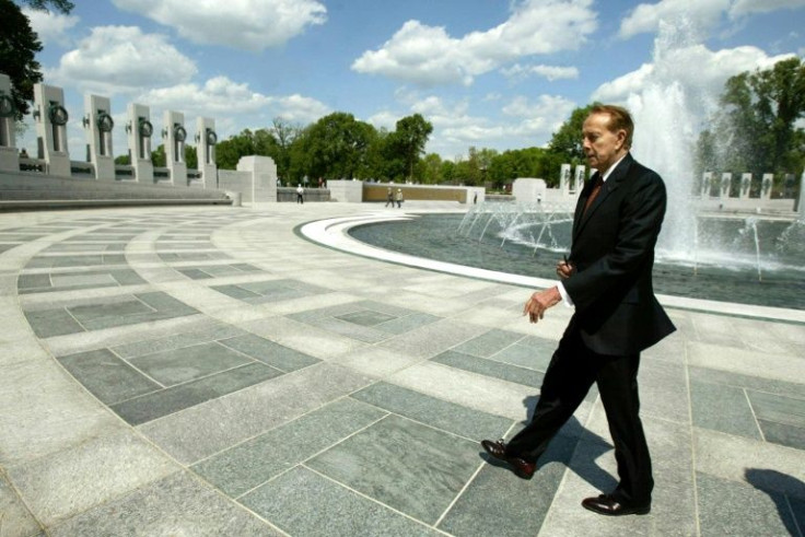 Former US senator Bob Dole, a World War II veteran, visits the new World War II Memorial in Washington in 2004 -- he served as chairman of a campaign to raise funding for the monument