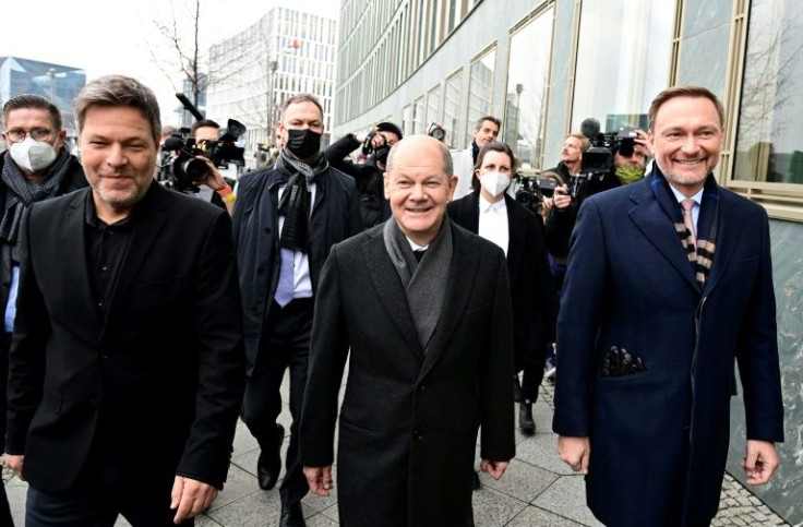 Scholz (C) will lead an unprecedented three-way coalition with the Greens under co-leader Robert Habeck (L) and Free Democrats led by Christian Lindner (R)