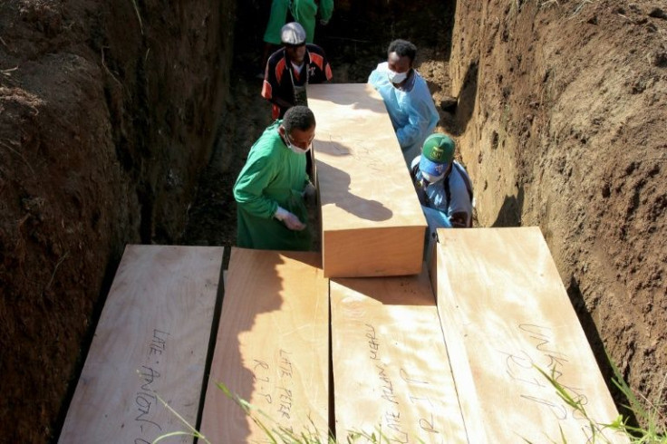 Papua New Guinea has held the first in a series of mass Covid-19 burials