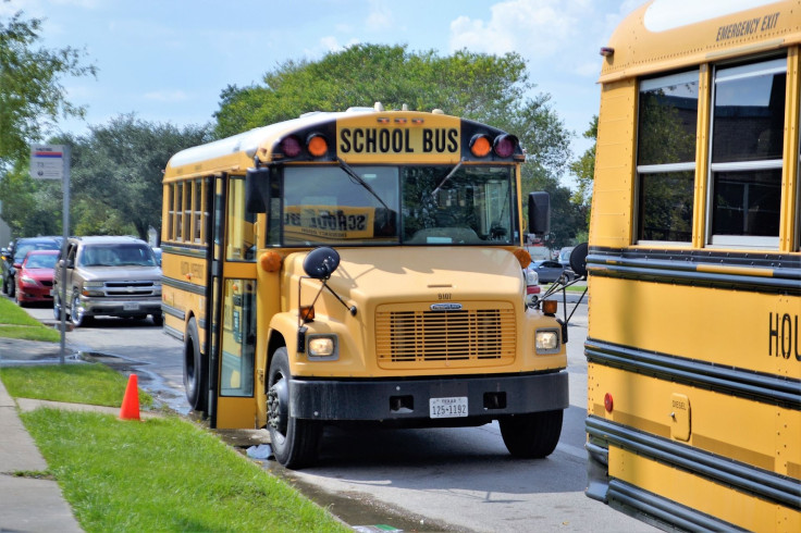 school-buses-2801134_1920