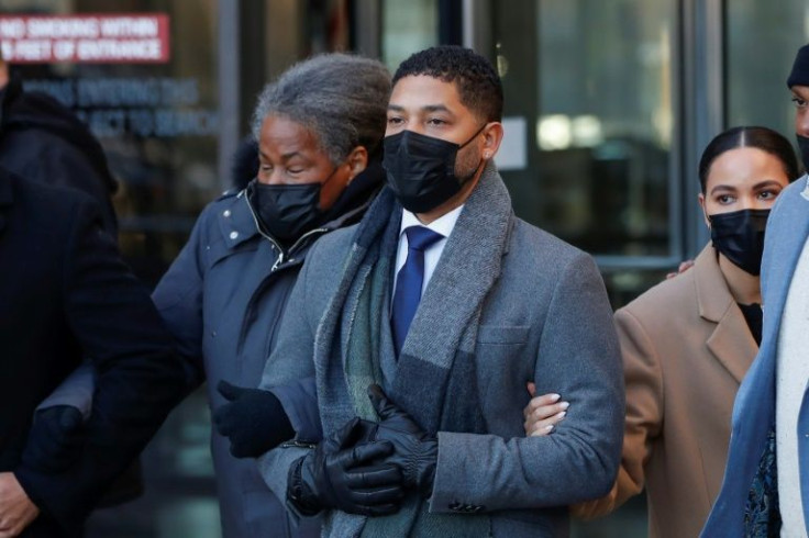 US actor Jussie Smollett leaves the Leighton Criminal Court Building between his mother Janet Smollett (L) and sister Jurnee Smollett (R), after his trial on disorderly conduct charges on December 8, 2021 in Chicago, Illinois