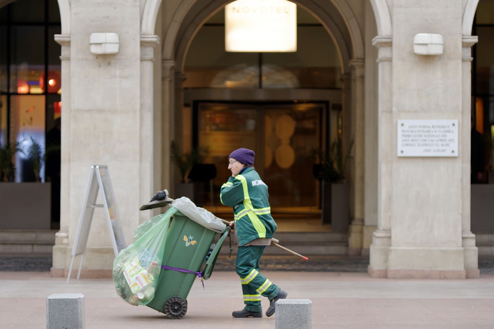 94 NYC Garbage Collectors Earn $300,000 In 2021, Net $100,000 In OT Pay ...