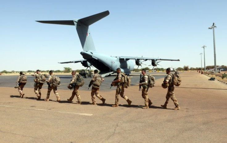 Soldiers fly out of the French army base at Timbuktu on December 5