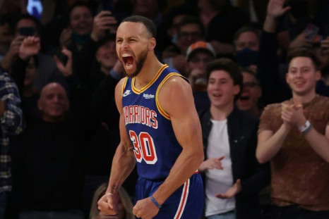 Stephen Curry celebrates after breaking Ray Allenâs all-time three-pointer record at Madison Square Garden on Tuesday