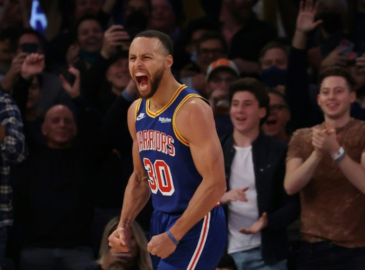 Stephen Curry celebrates after breaking Ray Allenâs all-time three-pointer record at Madison Square Garden on Tuesday