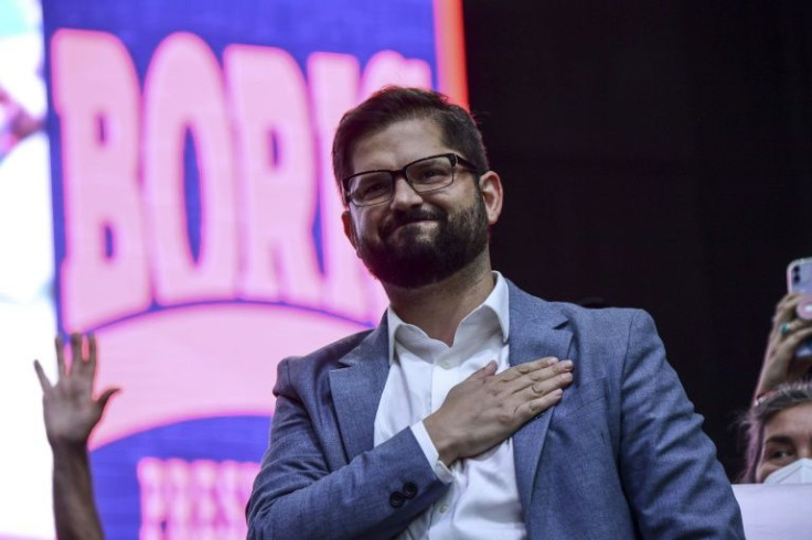 Chilean presidential candidate Gabriel Boric gestures during his closing campaing rally in Santiago on December 16, 2021