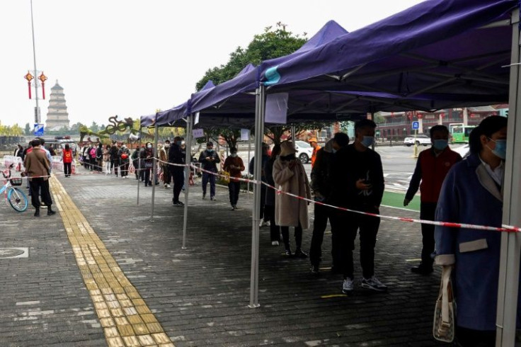 Xi'an residents formed long lines at Covid-19 testing stations