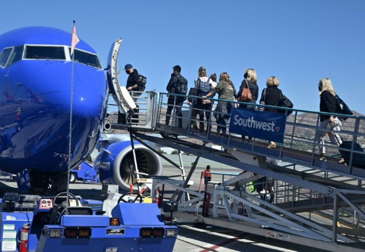 Des passagers embarquent Ã  bord d'un vol Southwest Airlines Ã  l'aÃ©roport de Burbank (Californie), le 10 octobre 2021