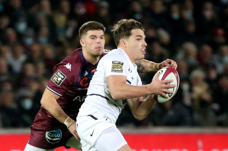 Matthieu Jalibert, left, got the better of France team-mate Antoine Dupont when Bordeaux-Begles beat Toulouse in the last round, but Dupont, who has signed a new contract, is having a better Christmas than Jalibert, who is isolating after a Covid test