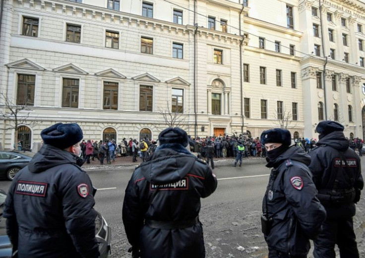 After the ruling, police demanded that members of the public and journalists disperse