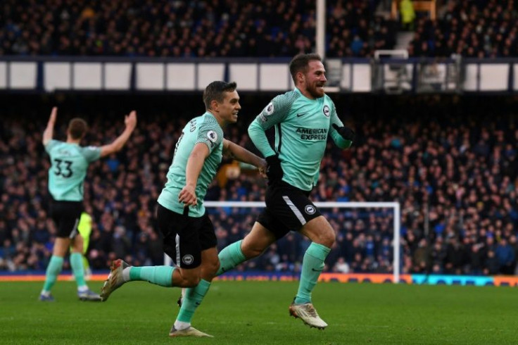 Brighton midfielder Alexis Mac Allister (R) celebrates against Everton