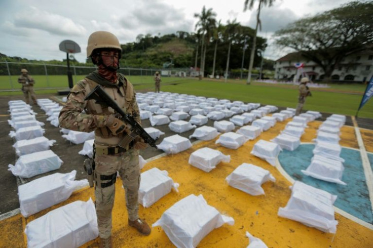 Panamanian troops guard almost 3,500 packets of drugs seized in October 2021