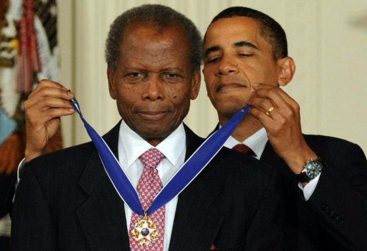 US President Barack Obama presents the Presidential Medal of Freedom to Sidney Poitier in 2009