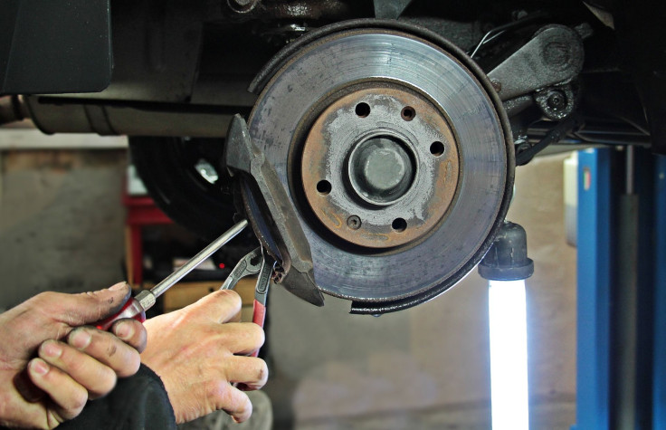 auto-repair-shop-1954636_1920