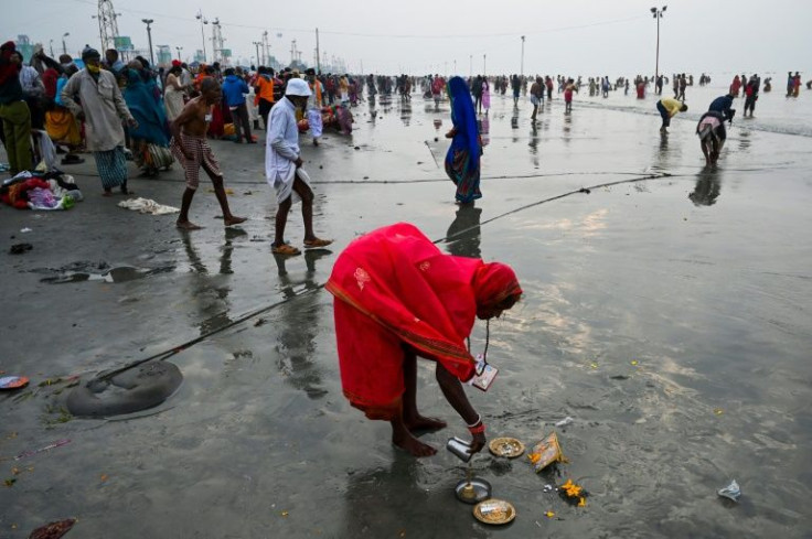 Pilgrims perform rituals as they pray at the beach during the annual Hindu religious festival on Sagar Island
