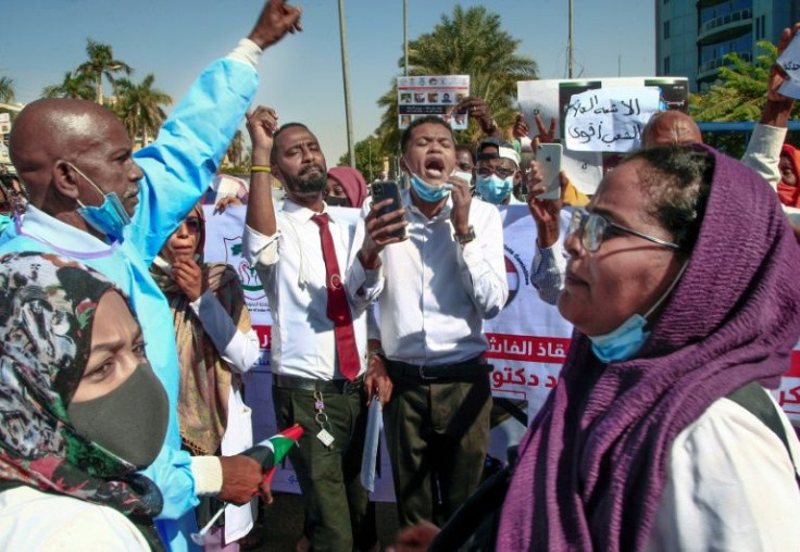 Dozens of Sudanese doctors demonstrate in Khartoum on January 16, 2022 to denounce attacks by security forces against medical personnel and doctors during pro-democracy rallies