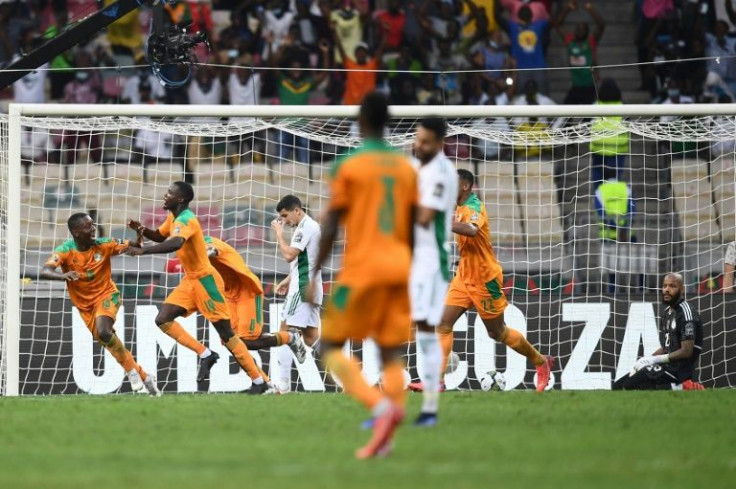 Nicolas Pepe (2nd L) celebrates after scoring the Ivory Coast's third goal against Algeria