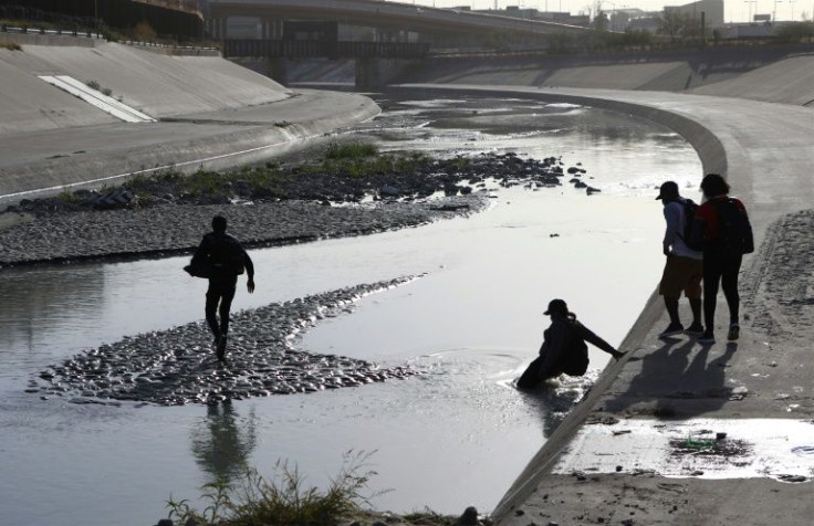 Migrants cross the Rio Grande river from Ciudad Juarez, Mexico in December 2021 to seek US political asylum