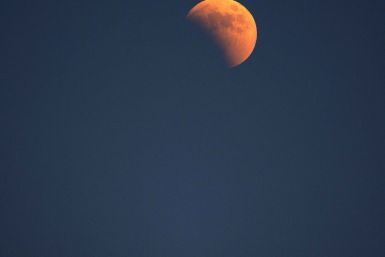 Lunar Eclipse 2011: Spectacular red moon images over blue skies (PHOTOS)