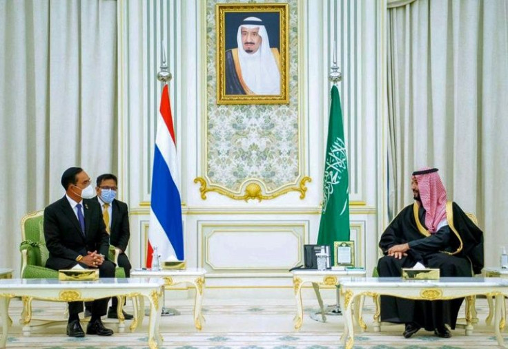 This handout picture provided by the Saudi press Agency (SPA) shows Saudi Crown Prince Mohammed bin Salman (R) meeting with Thailandâs Prime Minister Prayut Chan-O-Cha (C) in Diriyah on the outskirts of the capital Riyadh